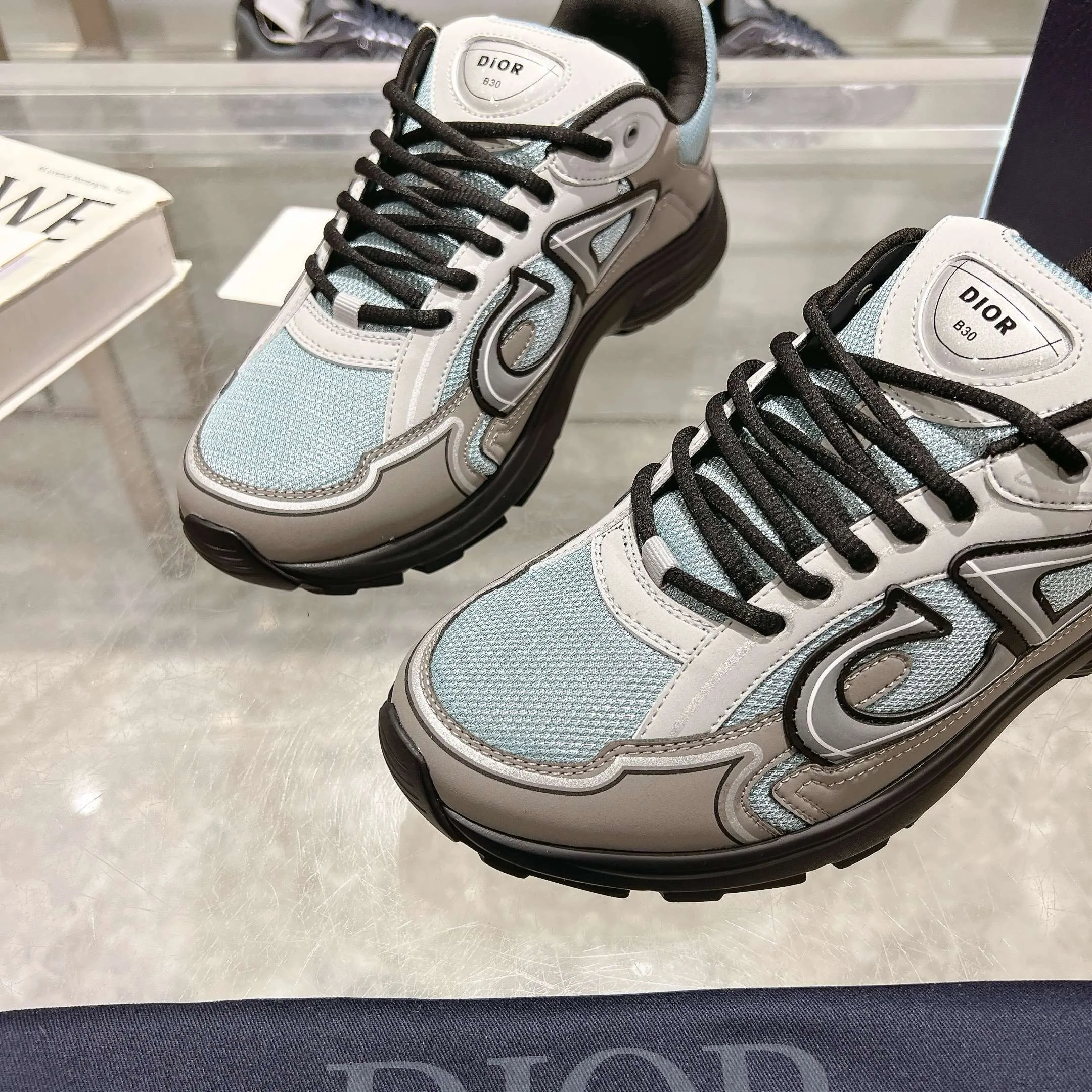 👟👟Ex-factory price 520👟👟 H612 high version B30 low-top sneakers are one of the flagship styles of this series. Crafted from mesh and technical fabrics, it's finished with a reflective 'CD30' graphic and 'DIOR B30' and 'CD30' logos on the heel and tongue. The extra-light, sculpted rubber sole adds style with signature accents, while internal stretch details create ideal comfort. Can be paired with a variety of casual looks to show a fashionable, modern and sporty style. ✅Size: 35-47 (45-46-47 customized, non-returnable and non-exchangeable) ✅Sole material: Original ultra-light IP sole ✅Packaging: Brand new counter packaging